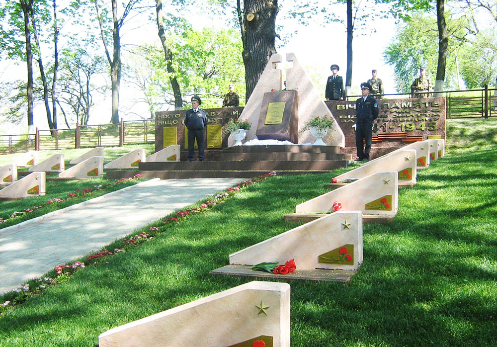 Братська могила воїнів, які загинули під час визволення Люботина